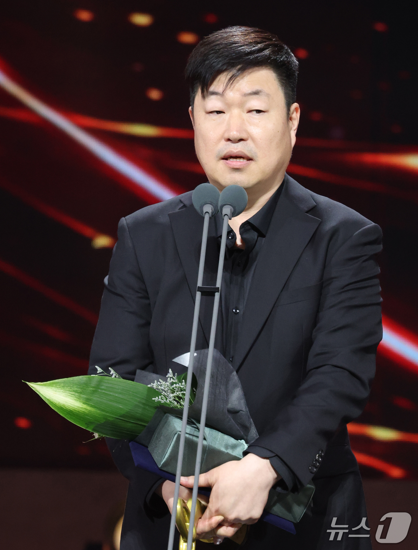 (서울=뉴스1) 권현진 기자 = '왕과사는 남자' 장원석 제작자가 29일 오후 서울 중구 국립극장 해오름극장에서 열린 '제17회 대한민국 대중문화예술상 시상식‘에서 장관 표장을 받 …