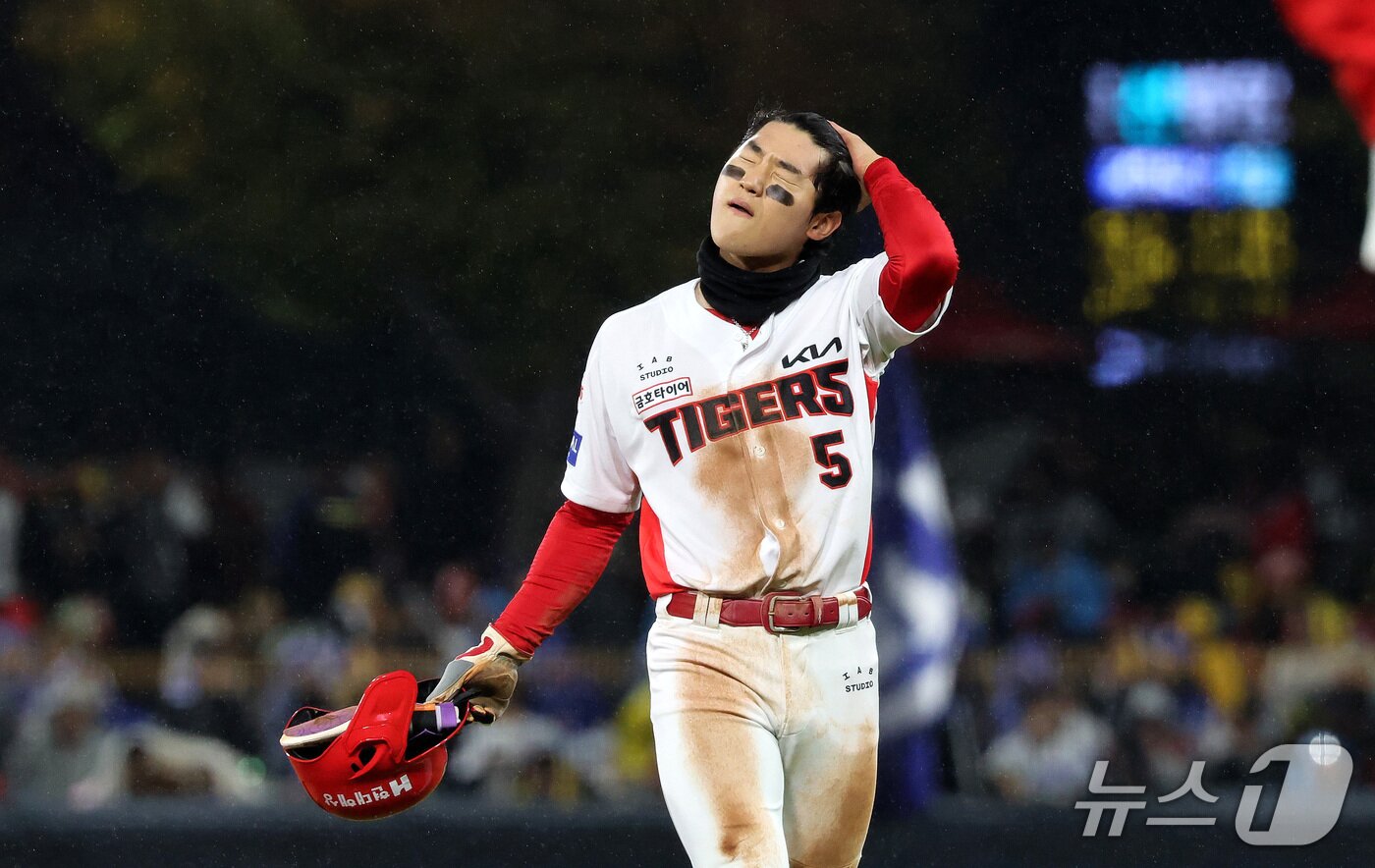 본문 이미지 - 29일 오후 광주 기아챔피언스필드에서 열린 프로야구 2026 신한 SOL KBO 포스트시즌 플레이오프 3차전 삼성 라이온즈와 KIA 타이거즈의 경기, 5회말 2사 1루 상황 KIA 김도영이 2루 도루를 시도하다 태그아웃된 뒤 아쉬워하고 있다. 2026.10.29 ⓒ 뉴스1 박지혜 기자