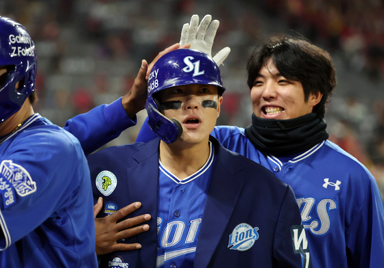 동료들의 축하 받는 류지혁