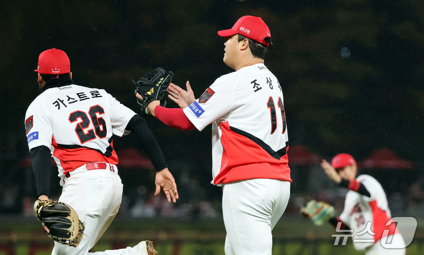 (전남광주=뉴스1) 김진환 기자 = 29일 오후 전남광주 기아챔피언스필드에서 열린 프로야구 2026 신한 SOL KBO 포스트시즌 플레이오프 3차전 삼성 라이온즈와 KIA 타이거즈 …