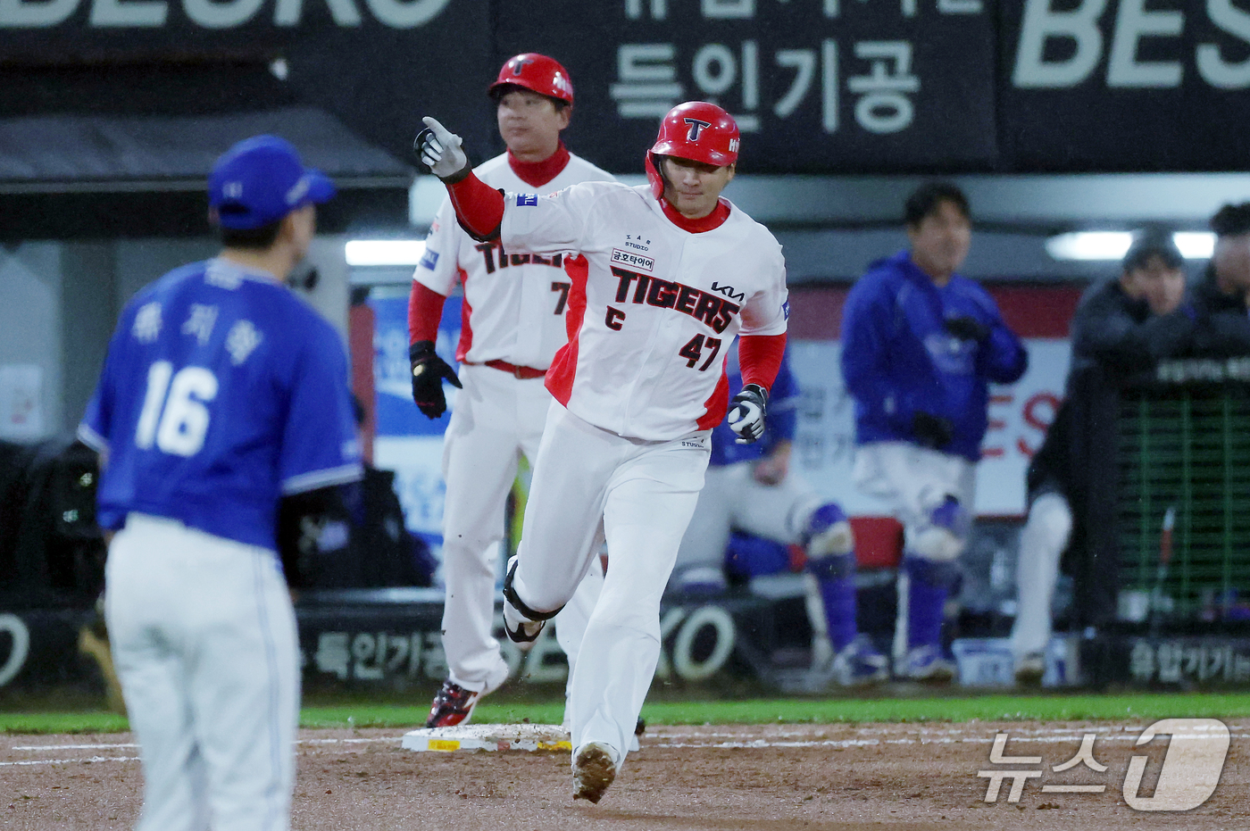 (전남광주=뉴스1) 안은나 기자 = 29일 전남광주 북구 광주기아챔피언스필드에서 열린 프로야구 2026 신한 SOL KBO 포스트시즌 플레이오프 3차전 삼성 라이온즈와 KIA 타이 …