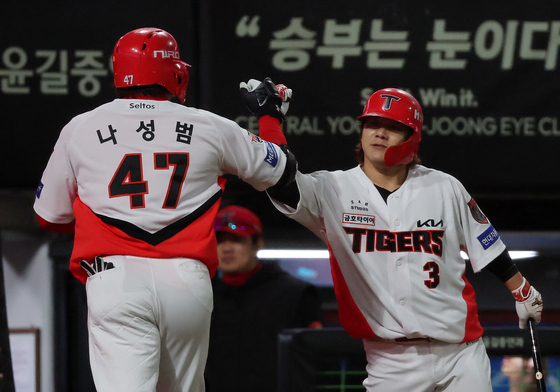 김선빈과 기쁨 나누는 나성범