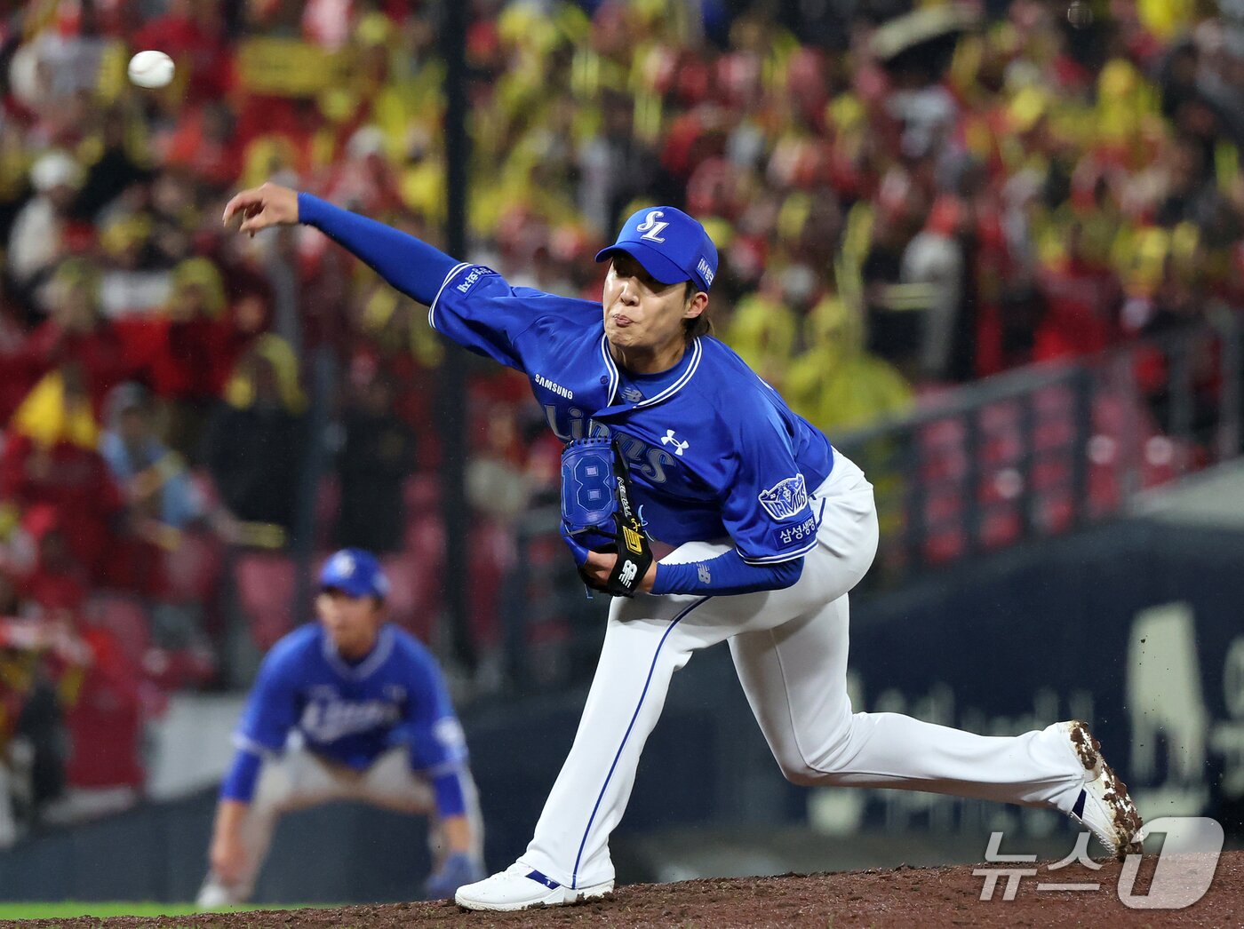 본문 이미지 - 29일 오후 전남광주 기아챔피언스필드에서 열린 프로야구 2026 신한 SOL KBO 포스트시즌 플레이오프 3차전 삼성 라이온즈와 KIA 타이거즈의 경기, 삼성 원태인이 6회말 등판해 힘차게 공을 던지고 있다. 2026.10.29 ⓒ 뉴스1 김진환 기자