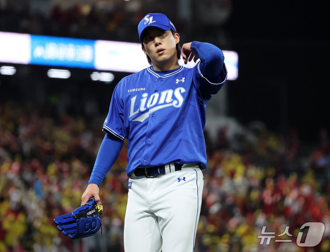 본문 이미지 - 29일 오후 전남광주 기아챔피언스필드에서 열린 프로야구 2026 신한 SOL KBO 포스트시즌 플레이오프 3차전 삼성 라이온즈와 KIA 타이거즈의 경기, 삼성 원태인이 6회말 이닝을 마친 뒤 아쉬운 표정을 지으며 더그아웃으로 향하고 있다. 2026.10.29 ⓒ 뉴스1 김진환 기자