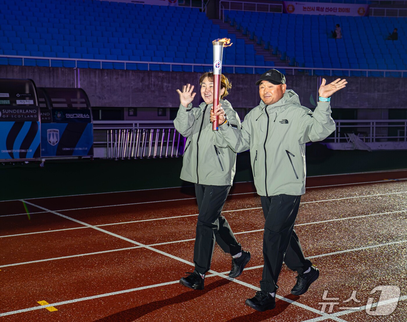 (천안=뉴스1) 이시우 기자 = 29일 천안종합운동장 주 경기장에서 열린 '32회 충남도 장애인체육대회' 개회식에서 마라토너 이봉주 씨와 시각장애인 역도선수 윤진아 씨가 성화를 봉 …