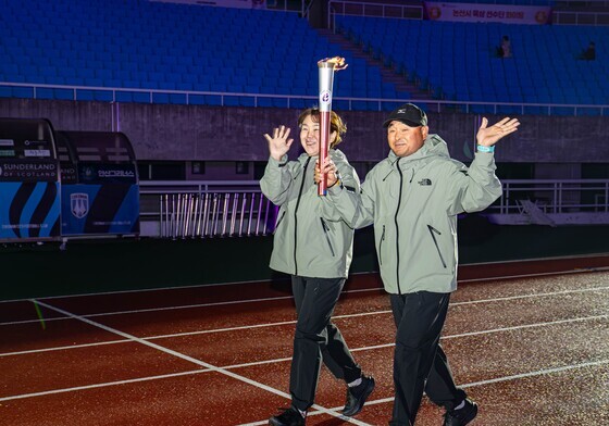 성화 봉송하는 국민 마라토너 이봉주
