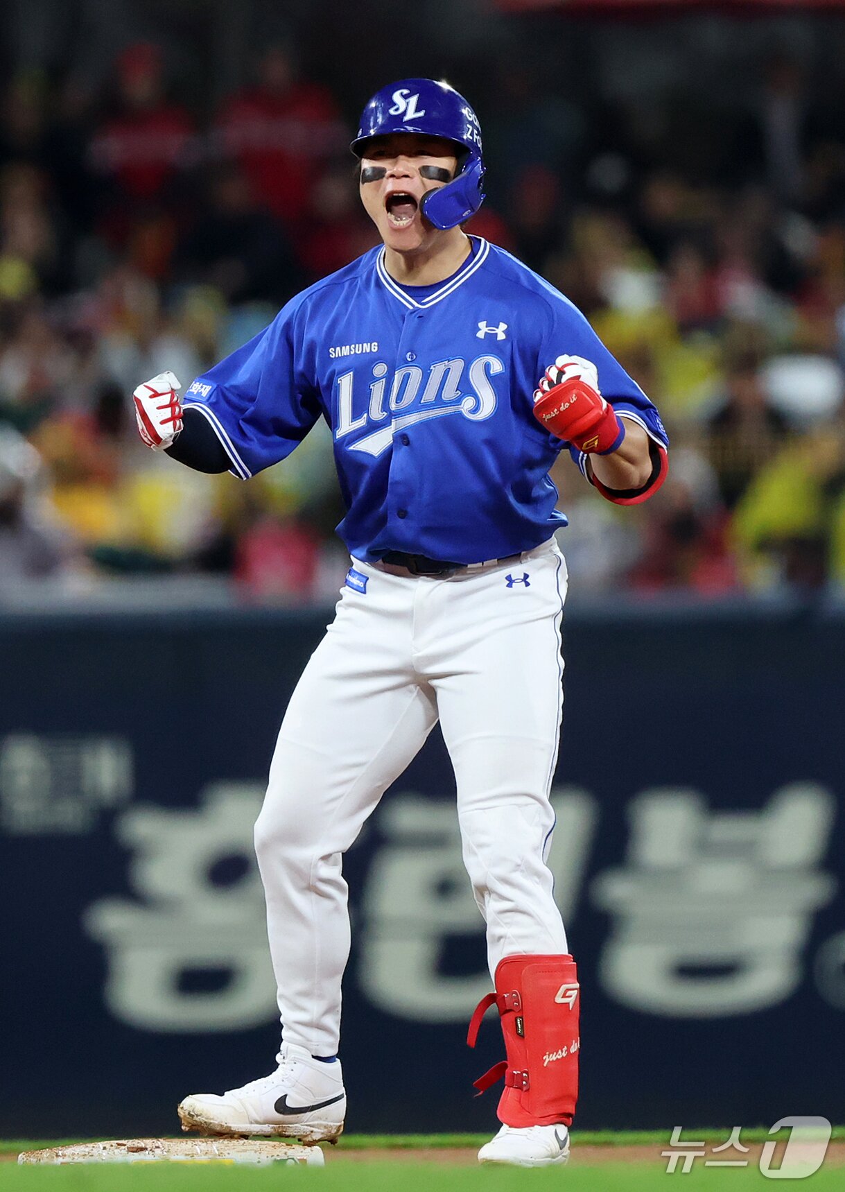 본문 이미지 - 29일 오후 전남광주 기아챔피언스필드에서 열린 프로야구 2026 신한 SOL KBO 포스트시즌 플레이오프 3차전 삼성 라이온즈와 KIA 타이거즈의 경기, 삼성 박승규가 7회초 2사 2루 상황 역전 적시 2루타를 친 후 환호하고 있다. 2026.10.29 ⓒ 뉴스1 김진환 기자