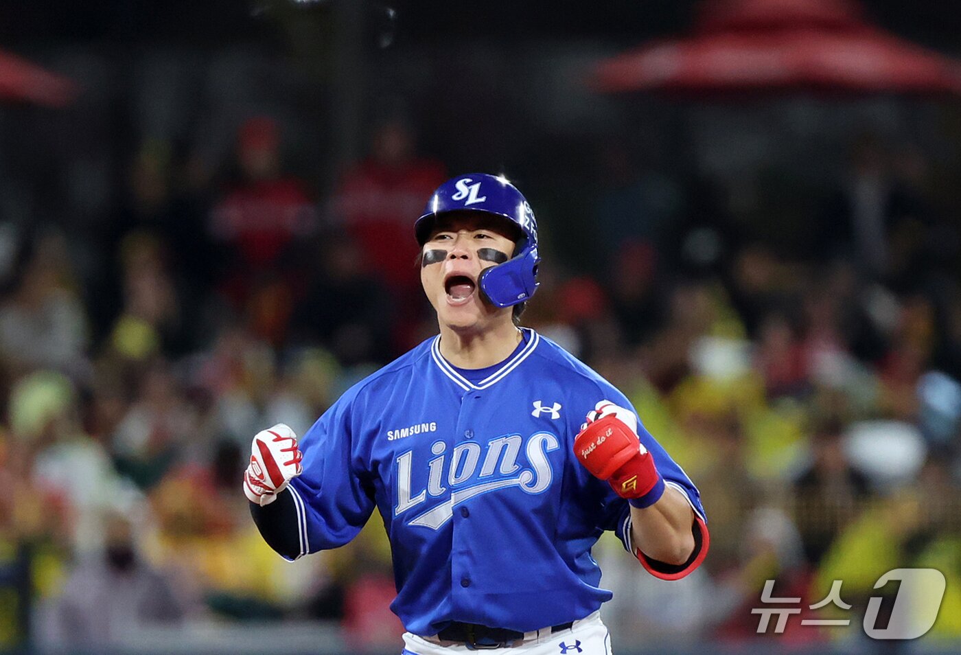 본문 이미지 - 29일 오후 전남광주 기아챔피언스필드에서 열린 프로야구 2026 신한 SOL KBO 포스트시즌 플레이오프 3차전 삼성 라이온즈와 KIA 타이거즈의 경기, 삼성 박승규가 7회초 2사 2루 상황 역전 적시 2루타를 친 후 환호하고 있다. 2026.10.29 ⓒ 뉴스1 김진환 기자