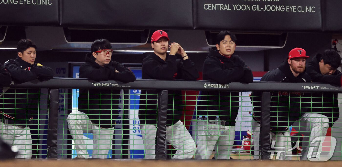 본문 이미지 - 29일 오후 전남광주 기아챔피언스필드에서 열린 프로야구 2026 신한 SOL KBO 포스트시즌 플레이오프 3차전 삼성 라이온즈와 KIA 타이거즈의 경기, KIA 선발 등판했던 시라카와(왼쪽)와 양현종을 비롯한 선수들이 4대6으로 뒤진 8회초 굳은 표정으로 경기를 지켜보고 있다. 2026.10.29 ⓒ 뉴스1 김진환 기자