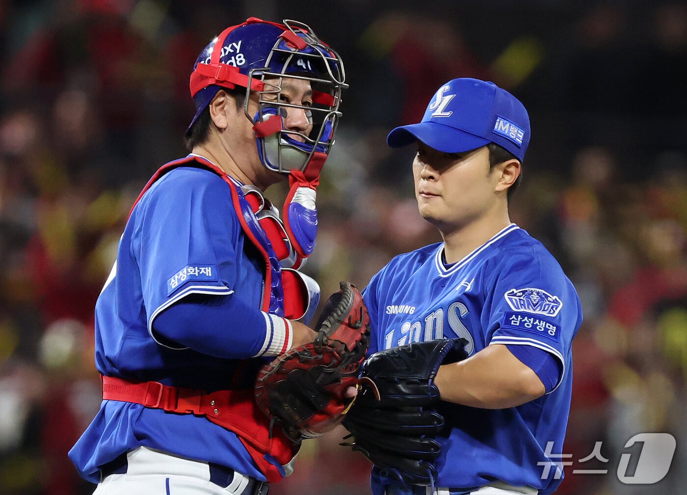 본문 이미지 - 29일 오후 전남광주 기아챔피언스필드에서 열린 프로야구 2026 신한 SOL KBO 포스트시즌 플레이오프 3차전 삼성 라이온즈와 KIA 타이거즈의 경기, 삼성 포수 강민호가 8회말 1사 1루 상황 마운드를 방문해 이승민과 대화를 나누고 있다. 2026.10.29 ⓒ 뉴스1 김진환 기자