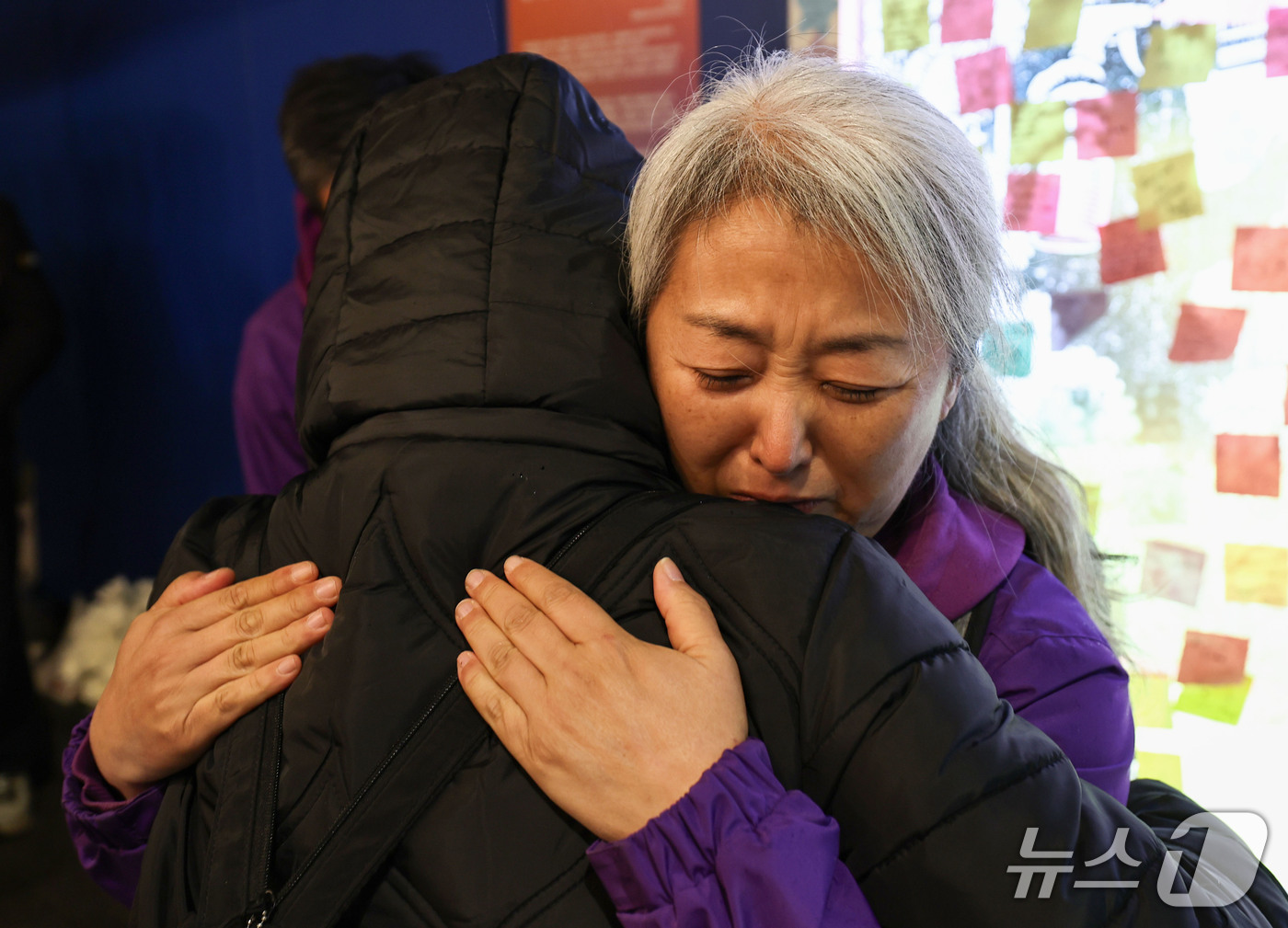 (서울=뉴스1) 이종수 기자 = 10·29 이태원 참사 4주기인 29일 오후 서울 용산구 이태원 참사 현장에서 유가족이 한 시민의 품에 안기고 있다. 2026.10.29/뉴스1