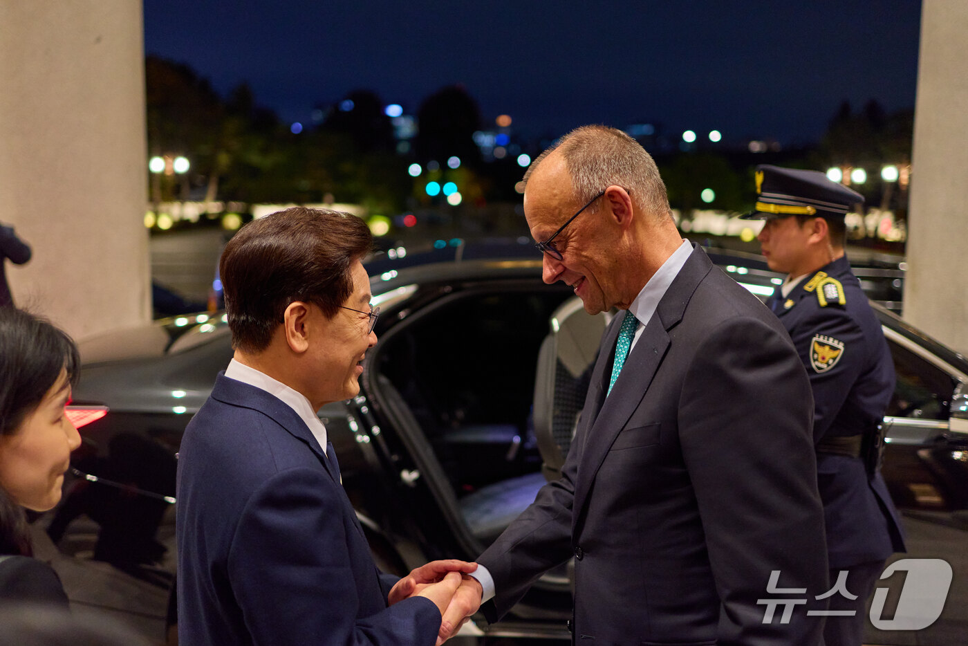 (서울=뉴스1) 허경 기자 = 이재명 대통령과 프리드리히 메르츠 독일 총리가 29일 청와대에서 열린 공식 만찬을 마치고 악수를 하고 있다. (청와대 제공. 재판매 및 DB 금지) …