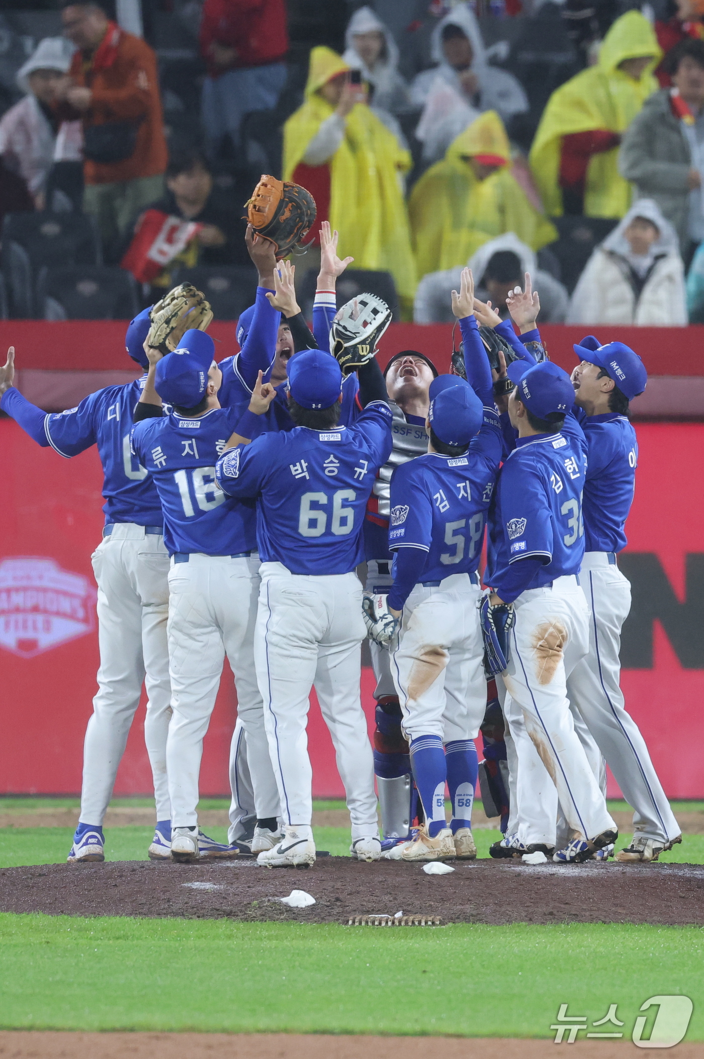 (전남광주=뉴스1) 안은나 기자 = 29일 전남광주 북구 광주기아챔피언스필드에서 열린 프로야구 2026 신한 SOL KBO 포스트시즌 플레이오프 3차전 삼성 라이온즈와 KIA 타이 …