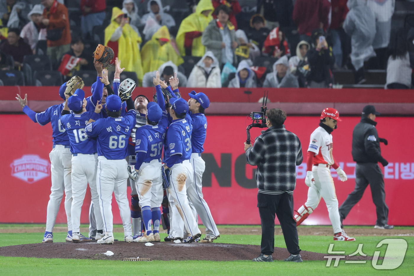 (전남광주=뉴스1) 안은나 기자 = 29일 전남광주 북구 광주기아챔피언스필드에서 열린 프로야구 2026 신한 SOL KBO 포스트시즌 플레이오프 3차전 삼성 라이온즈와 KIA 타이 …