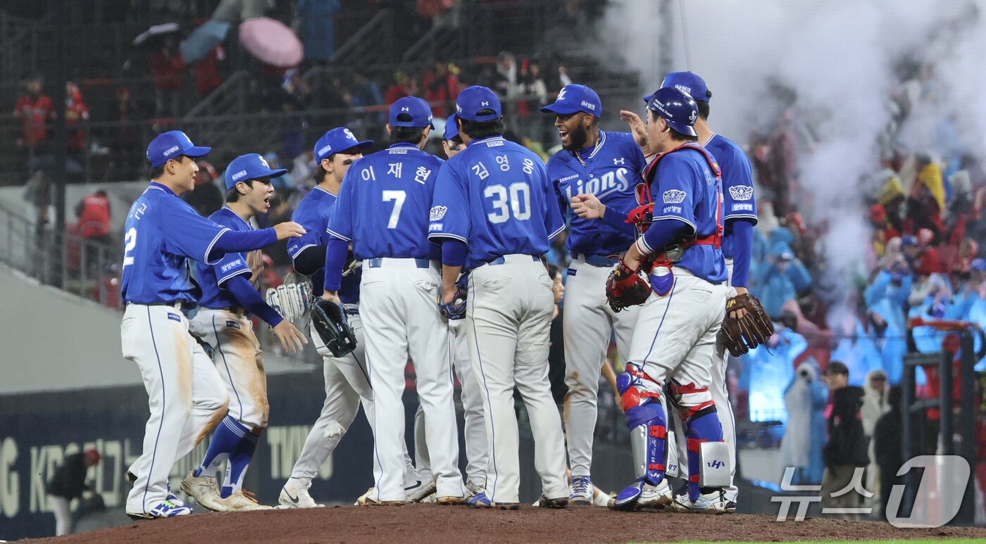 본문 이미지 - 29일 전남광주 북구 광주기아챔피언스필드에서 열린 프로야구 2026 신한 SOL KBO 포스트시즌 플레이오프 3차전 삼성 라이온즈와 KIA 타이거즈의 경기에서 6대 4로 승리를 거둔 삼성 선수들이 기쁨을 나누고 있다. 2026.10.29 ⓒ 뉴스1 박지혜 기자