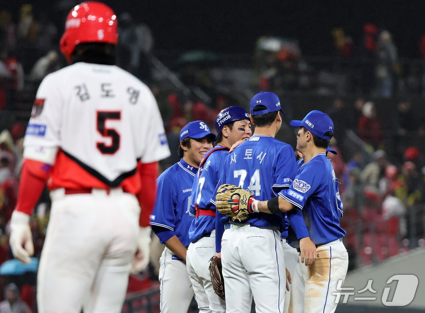 본문 이미지 - 29일 오후 전남광주 기아챔피언스필드에서 열린 프로야구 2026 신한 SOL KBO 포스트시즌 플레이오프 3차전 삼성 라이온즈와 KIA 타이거즈의 경기, 삼성이 빗속의 혈투 속 6대4로 승리한 가운데 선수들이 기쁨을 나누고 있다. 2026.10.29 ⓒ 뉴스1 김진환 기자
