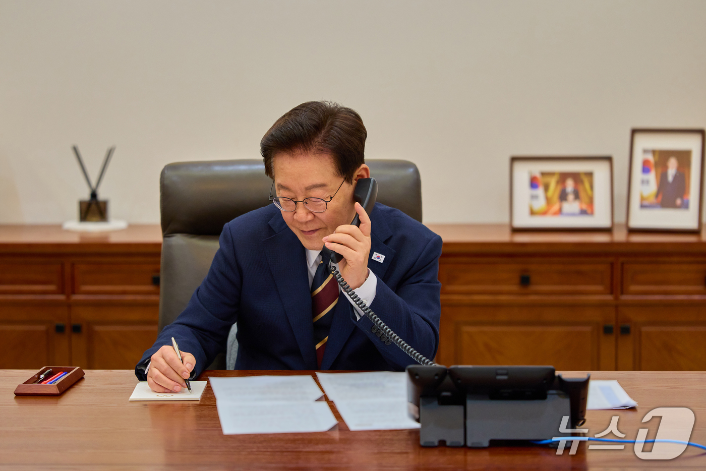 (서울=뉴스1) 허경 기자 = 이재명 대통령이 29일 청와대에서 모하메드 빈 살만 사우디 왕세자 겸 총리와 전화 통화를 하고 있다. (청와대 제공. 재판매 및 DB금지 2026.1 …