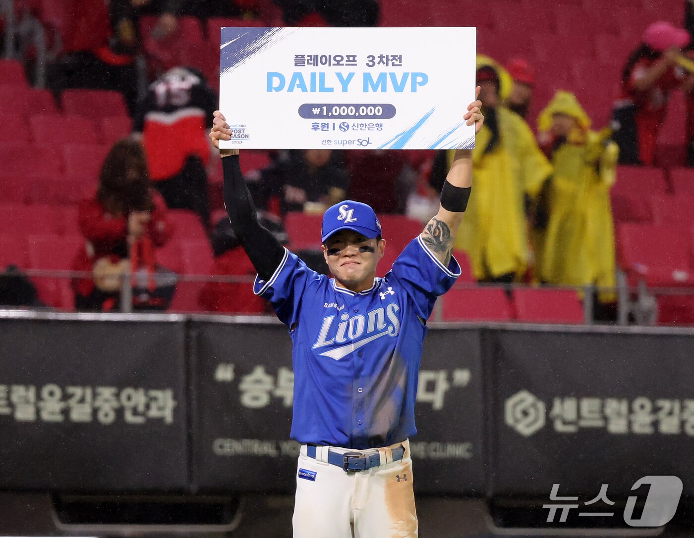 본문 이미지 - 29일 오후 전남광주 기아챔피언스필드에서 열린 프로야구 2026 신한 SOL KBO 포스트시즌 플레이오프 3차전 삼성 라이온즈와 KIA 타이거즈의 경기, 6대4로 승리한 삼성 류지혁이 경기 후 데일리 MVP에 선정된 후 기념 촬영을 하고 있다. 2026.10.29 ⓒ 뉴스1 김진환 기자