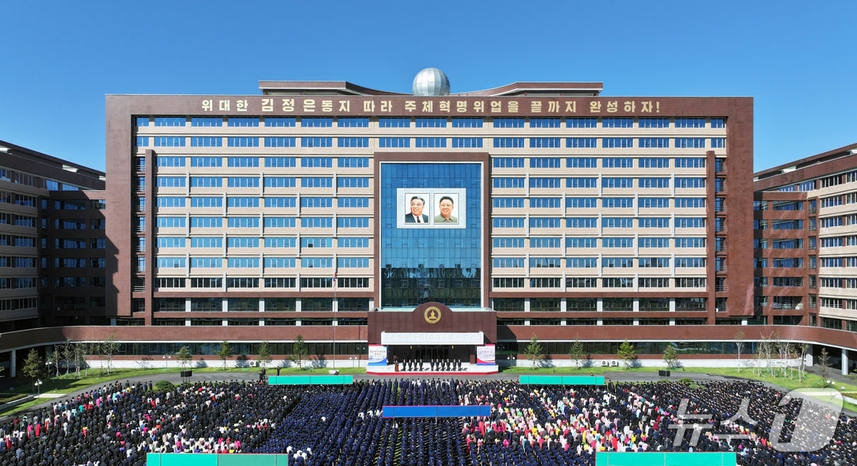 (평양 노동신문=뉴스1) = 북한 노동당 기관지 노동신문은 3일 "우리의 교육을 국가와 인민의 미래를 마음놓고 맡길 수 있는 교육으로 되게 하려는 위대한 당중앙의 웅대한 구상과 현 …