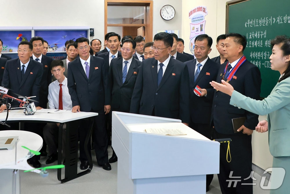(평양 노동신문=뉴스1) = 북한 노동당 기관지 노동신문은 3일 "우리의 교육을 국가와 인민의 미래를 마음놓고 맡길 수 있는 교육으로 되게 하려는 위대한 당중앙의 웅대한 구상과 현 …