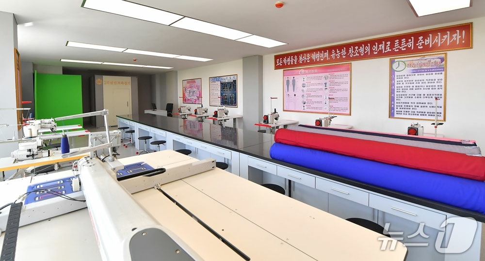 (평양 노동신문=뉴스1) = 북한 노동당 기관지 노동신문은 3일 "우리의 교육을 국가와 인민의 미래를 마음놓고 맡길 수 있는 교육으로 되게 하려는 위대한 당중앙의 웅대한 구상과 현 …