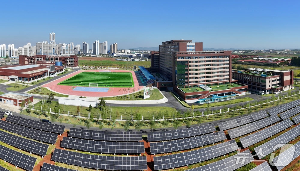(평양 노동신문=뉴스1) = 북한 노동당 기관지 노동신문은 3일 "우리의 교육을 국가와 인민의 미래를 마음놓고 맡길 수 있는 교육으로 되게 하려는 위대한 당중앙의 웅대한 구상과 현 …
