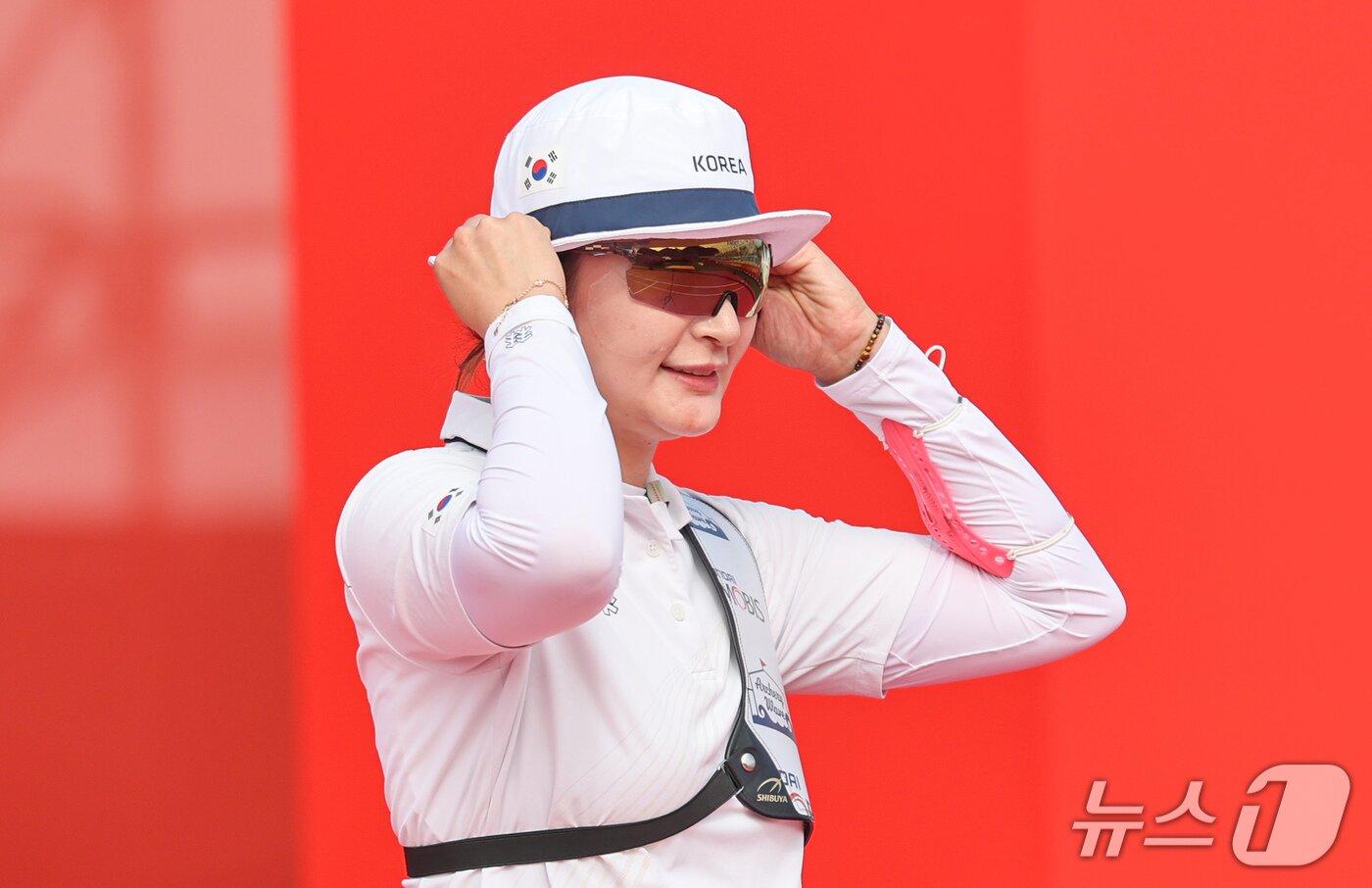 본문 이미지 - 대한민국 강채영이 3일 일본 오카자키 중앙종합공원 다목적광장에서 열린 2026 아이치·나고야 아시안게임 양궁 리커브 여자 개인전 8강에서 인도 쿰쿰 아닐 모호드에 패배 후 아쉬워하고 있다. 2026.10.3 ⓒ 뉴스1 김도우 기자