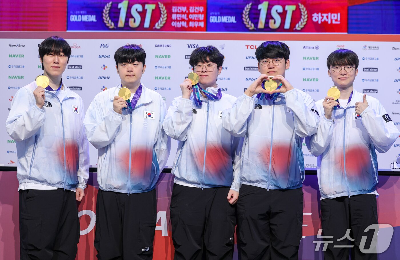 본문 이미지 - e스포츠 롤 국가대표 '제카' 김건우(왼쪽부터), '캐니언' 김건부, '제우스' 최우제, '구마유시' 이민형, '페이커' 이상혁이 3일 일본 라이브스 나고야에서 열린 2026 아이치·나고야 아시안게임 금메달리스트 기자회견에서 금메달을 들어 보이고 있다. 2026.10.3 ⓒ 뉴스1 안은나 기자