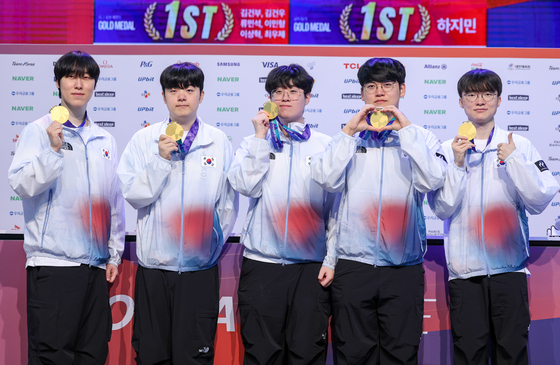 롤 국가대표팀 '금메달 포즈도 가지각색'