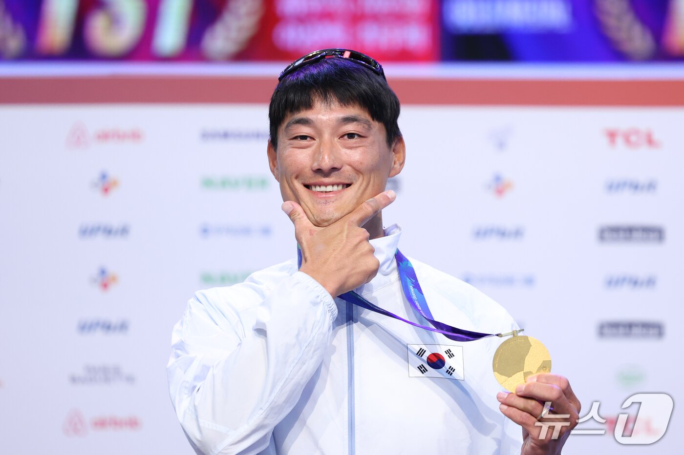 본문 이미지 - 한국 요트 간판 하지민이 3일 일본 라이브스 나고야에서 열린 2026 아이치·나고야 아시안게임 금메달리스트 기자회견에서 금메달을 들어 보이고 있다. 하지민은 전날 열린 요트 남자 딩기 1인승 경기에서 개인 통산 AG 4번째 금메달을 목에 걸었다. 2026.10.3 ⓒ 뉴스1 안은나 기자
