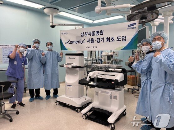 본문 이미지 - 로엔서지컬 관계자들이 인공지능(AI) 신장결석 수술로봇 자메닉스 설치 후 기념 사진을 찍고 있다. (로엔서지컬 제공)