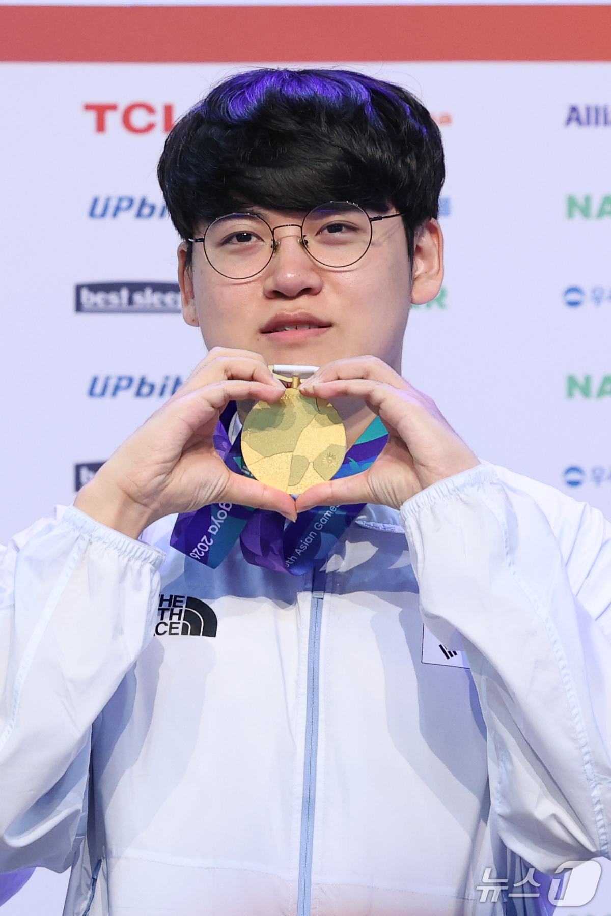 (나고야=뉴스1) 안은나 기자 = e스포츠 롤(리그오브레전드, LoL) 국가대표 '구마유시' 이민형이 3일 일본 라이브스 나고야에서 열린 2026 아이치·나고야 아시안게임 금메달리 …