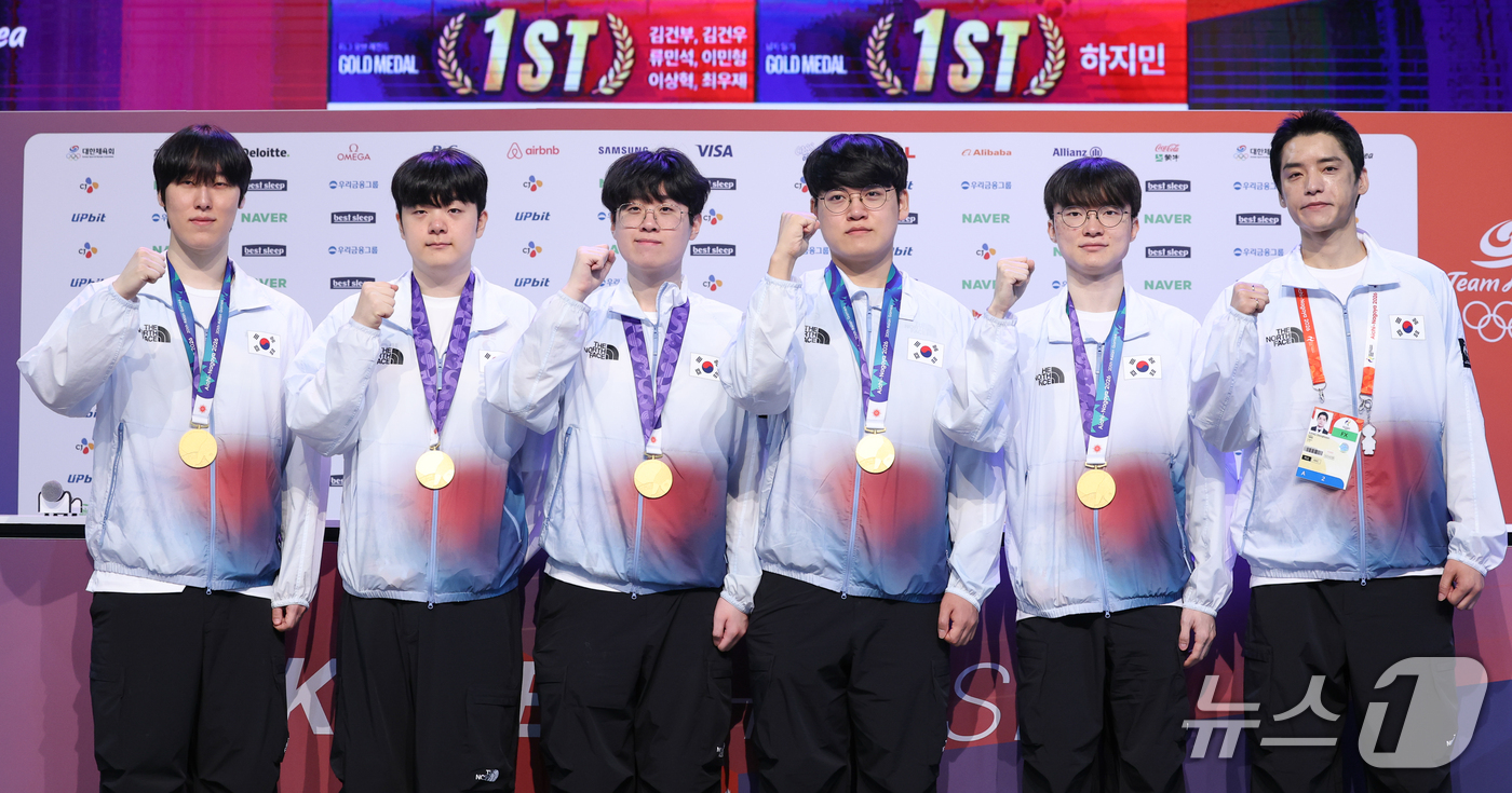 (나고야=뉴스1) 안은나 기자 = e스포츠 롤 국가대표 '제카' 김건우(왼쪽부터), '캐니언' 김건부, '제우스' 최우제, '구마유시' 이민형, '페이커' 이상혁, 강동훈 감독이 …