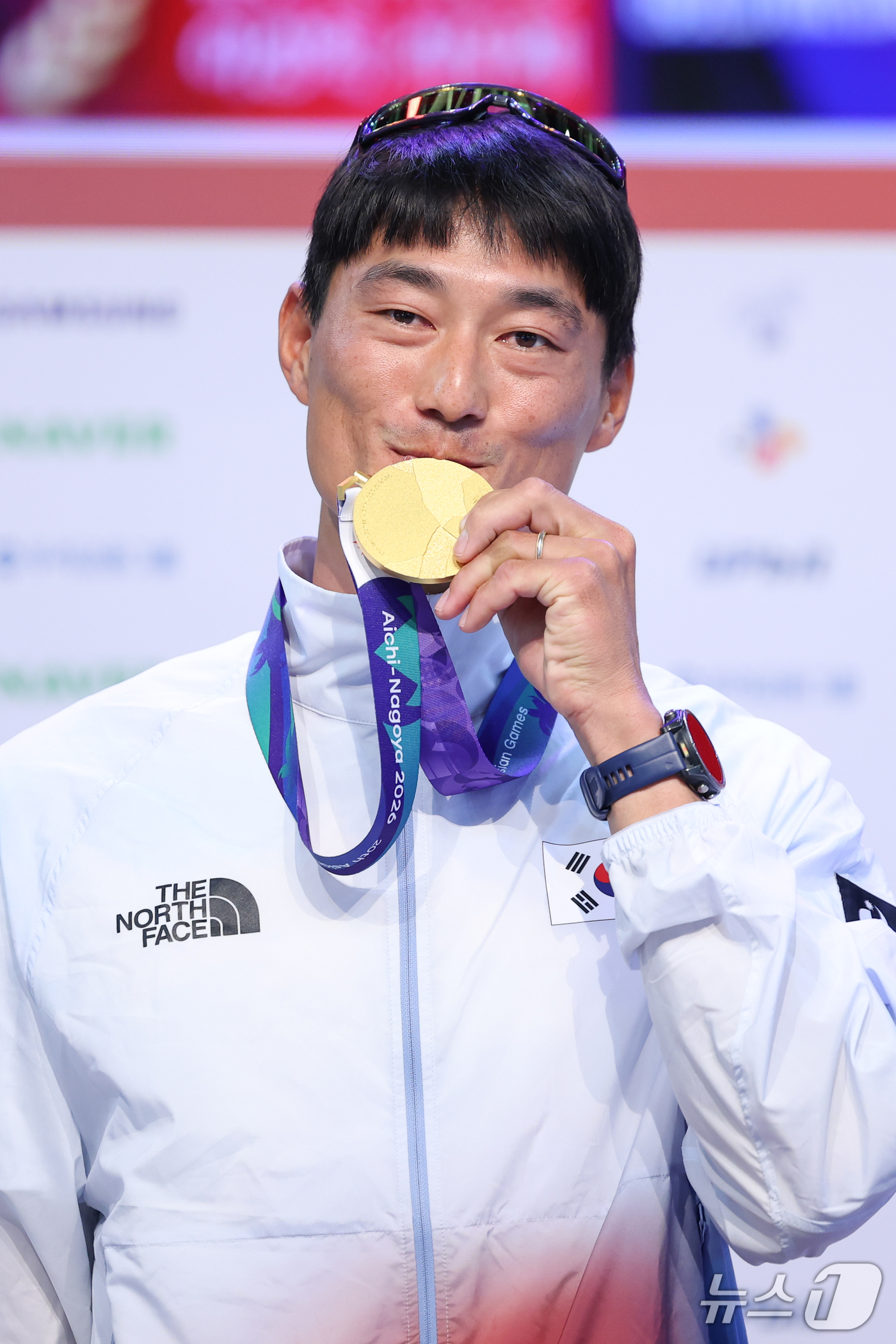 (나고야=뉴스1) 안은나 기자 = 한국 요트 간판 하지민이 3일 일본 라이브스 나고야에서 열린 2026 아이치·나고야 아시안게임 금메달리스트 기자회견에서 금메달에 입맞추고 있다.하 …