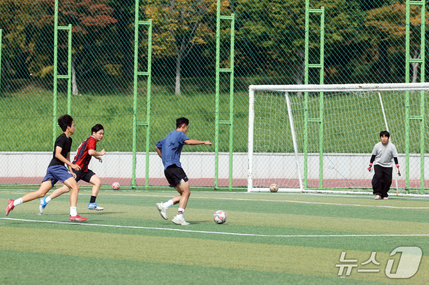 (광주=뉴스1) 조수민 기자 = 3일 오전 전남광주 서구 치평동 상무시민공원 운동장에서 시민들이 시원한 바람을 맞으며 축구를 하고 있다. 2026.10.3/뉴스1