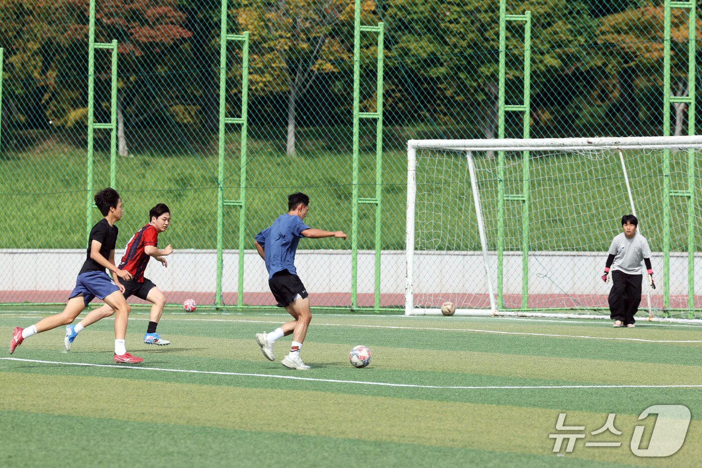 본문 이미지 - 3일 오전 전남광주 서구 치평동 상무시민공원 운동장에서 시민들이 시원한 바람을 맞으며 축구를 하고 있다. 2026.10.3 ⓒ 뉴스1 조수민 기자