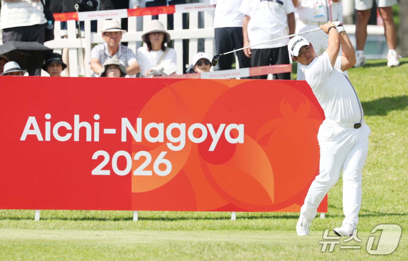 본문 이미지 - 대한민국 김주형이 3일 일본 아이치현 가스가이 컨트리클럽 동코스에서 열린 2026 아이치·나고야 아시안게임 남자 골프 개인전 최종라운드 1번홀에서 티샷을 하고 있다. 2026.10.3 ⓒ 뉴스1 김민지 기자