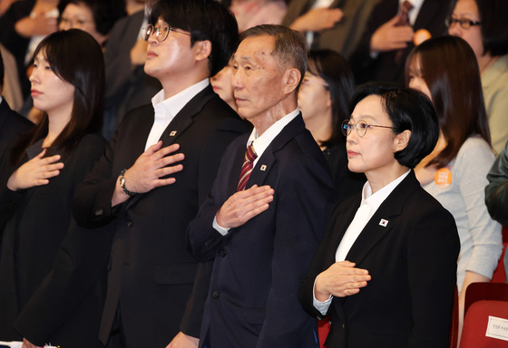 국민의례하는 한성숙 총리