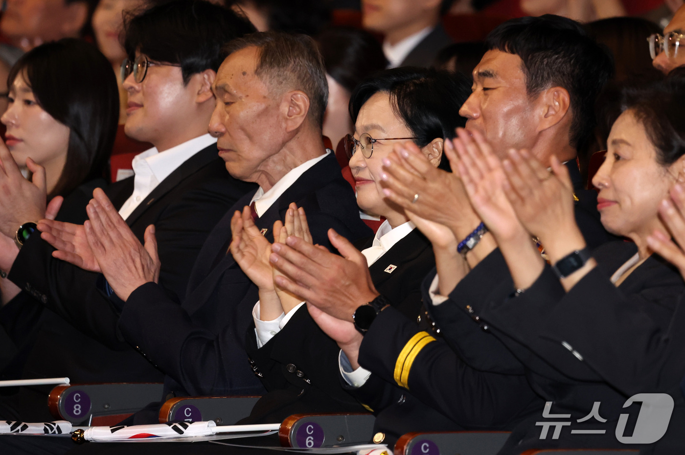 (서울=뉴스1) 최지환 기자 = 한성숙 국무총리가 3일 오전 서울 종로구 세종문화회관에서 열린 제 4358주년 개천절 경축식에서 축하 공연을 보며 손뼉치고 있다. 2026.10.3 …