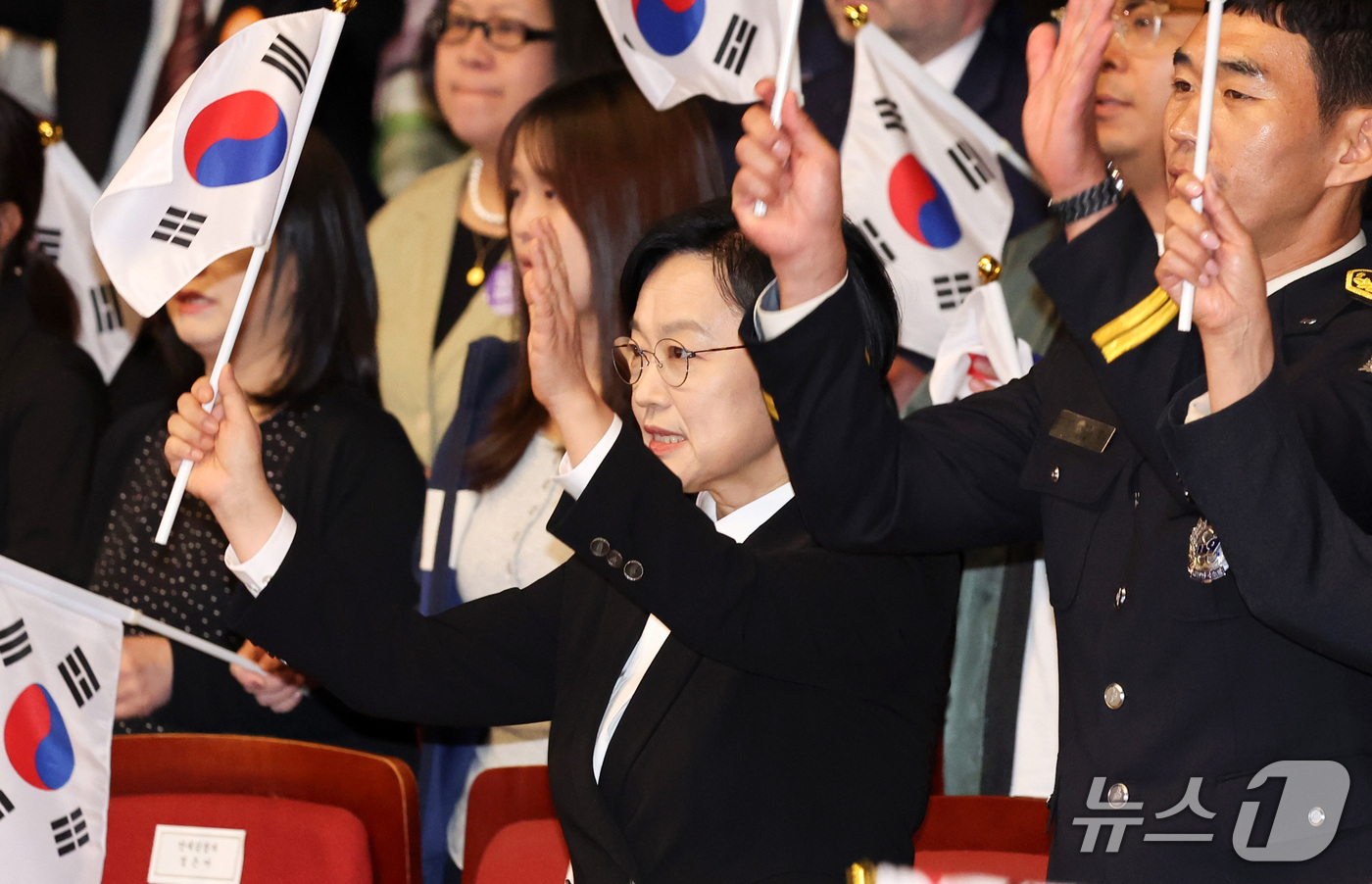(서울=뉴스1) 최지환 기자 = 한성숙 국무총리가 3일 오전 서울 종로구 세종문화회관에서 열린 제 4358주년 개천절 경축식에서 만세삼창을 하고 있다. 2026.10.3/뉴스1