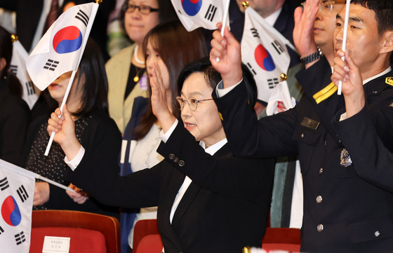 만세삼창하는 한성숙 총리