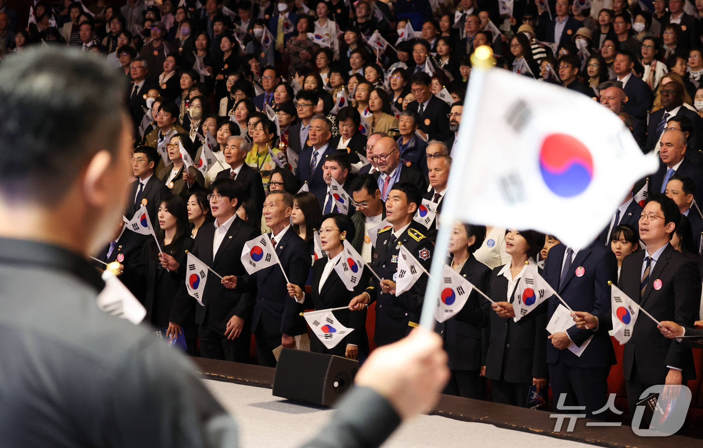 (서울=뉴스1) 최지환 기자 = 한성숙 국무총리가 3일 오전 서울 종로구 세종문화회관에서 열린 제 4358주년 개천절 경축식에서 참석자들과 개천절 노래를 제창하고 있다. 2026. …