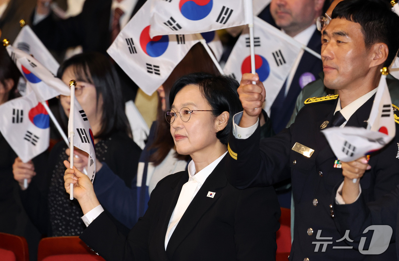 (서울=뉴스1) 최지환 기자 = 한성숙 국무총리가 3일 오전 서울 종로구 세종문화회관에서 열린 제 4358주년 개천절 경축식에서 태극기를 흔들고 있다. 2026.10.3/뉴스1