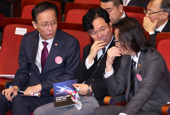 대화 나누는 경제 부총리·노동부 장관·공정거래위원장