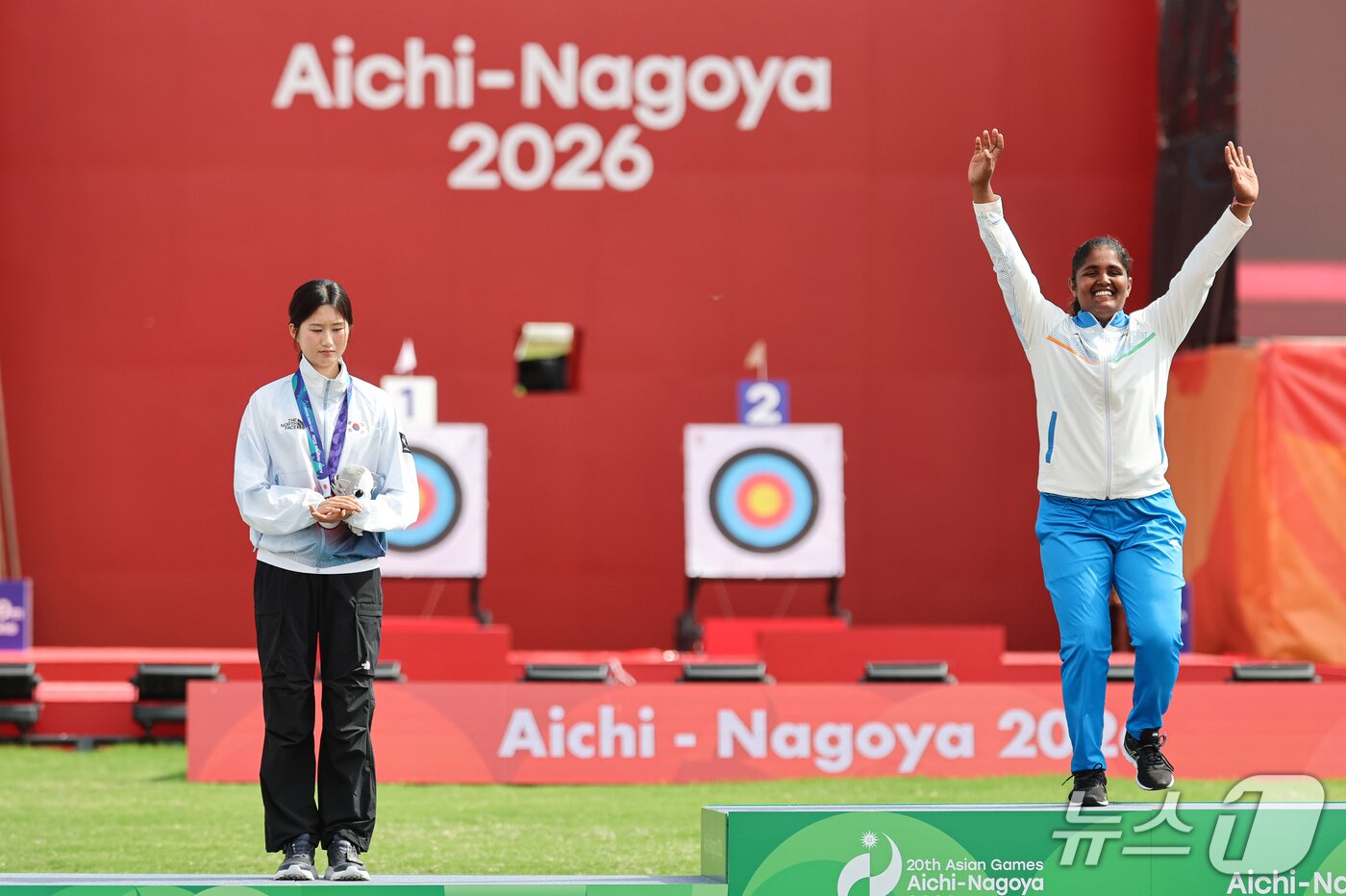 본문 이미지 - 대한민국 오예진이 3일 일본 오카자키 중앙종합공원 다목적광장에서 열린 2026 아이치·나고야 아시안게임 양궁 리커브 여자 개인전 시상식에서 은메달을 목에 걸고 1위를 차지한 인도 쿰쿰 아닐 모호드에 박수를 보내고 있다. 2026.10.3 ⓒ 뉴스1 김도우 기자