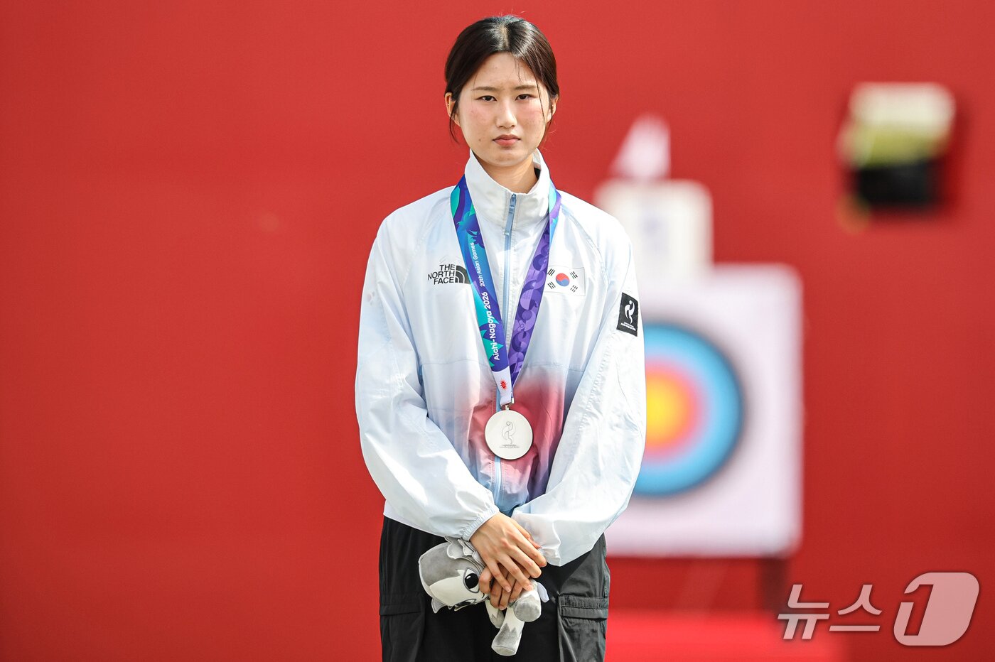본문 이미지 - 대한민국 오예진이 3일 일본 오카자키 중앙종합공원 다목적광장에서 열린 2026 아이치·나고야 아시안게임 양궁 리커브 여자 개인전 시상식에서 은메달을 목에 걸고 있다. 2026.10.3 ⓒ 뉴스1 김도우 기자