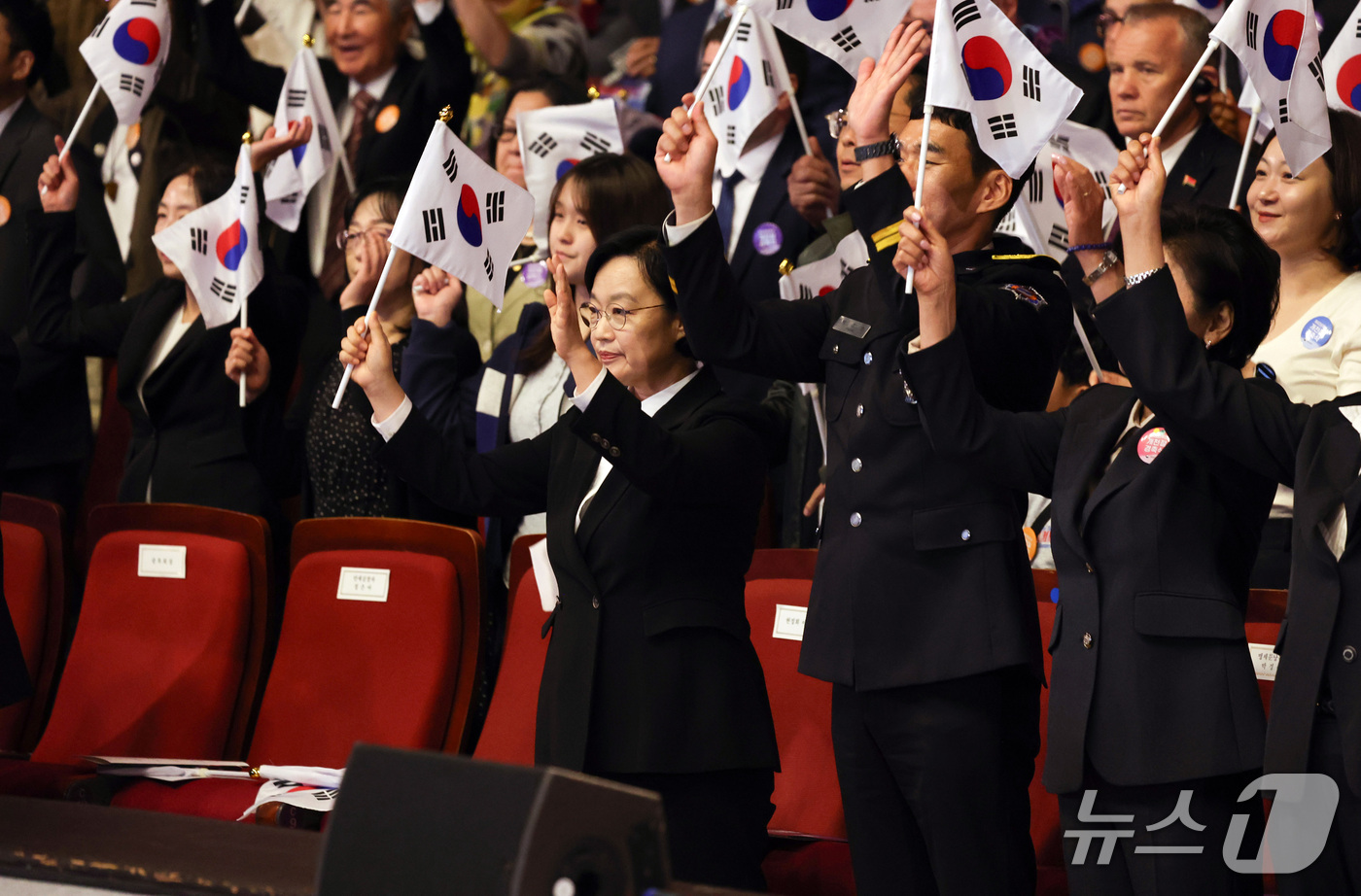 (서울=뉴스1) 최지환 기자 = 한성숙 국무총리가 3일 오전 서울 종로구 세종문화회관에서 열린 제 4358주년 개천절 경축식에서 만세삼창을 하고 있다. 2026.10.3/뉴스1