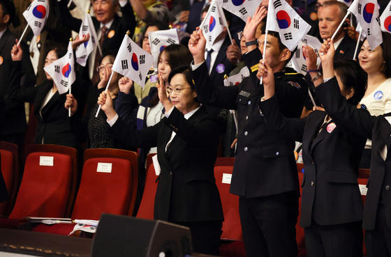 만세삼창하는 한성숙 국무총리