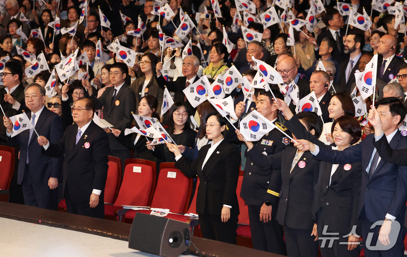 (서울=뉴스1) 최지환 기자 = 한성숙 국무총리가 3일 오전 서울 종로구 세종문화회관에서 열린 제 4358주년 개천절 경축식에서 태극기를 흔들고 있다. 2026.10.3/뉴스1