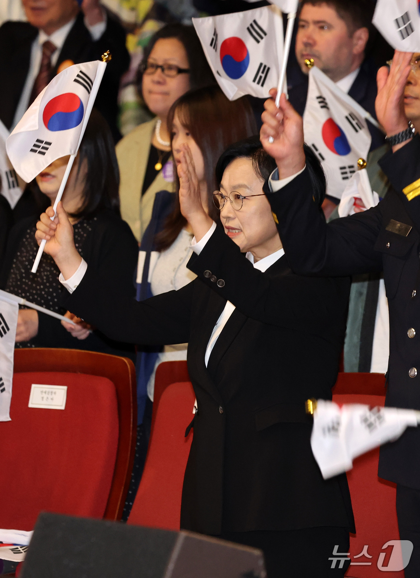 (서울=뉴스1) 최지환 기자 = 한성숙 국무총리가 3일 오전 서울 종로구 세종문화회관에서 열린 제 4358주년 개천절 경축식에서 만세삼창을 하고 있다. 2026.10.3/뉴스1